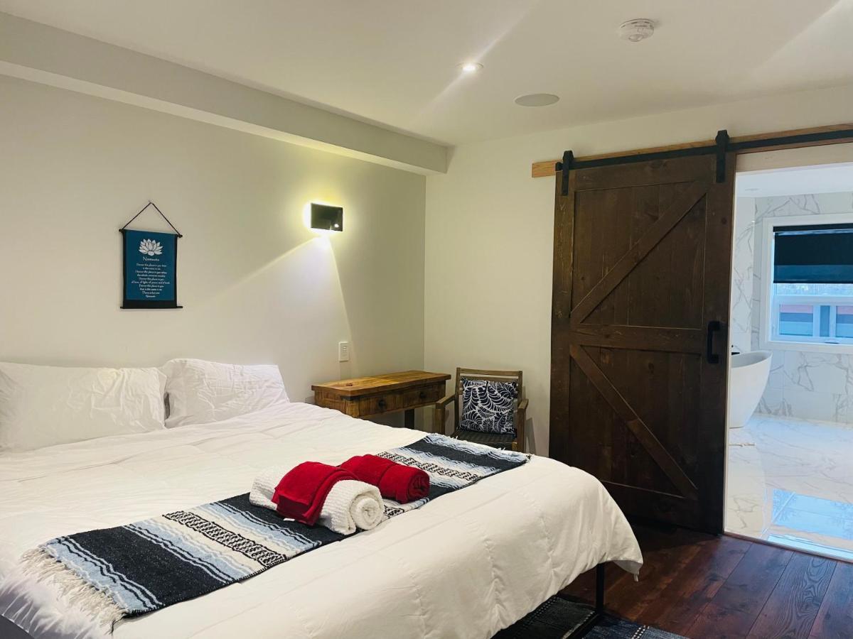 Bed & Breakfast Contemporary Near Horseshoe Fall