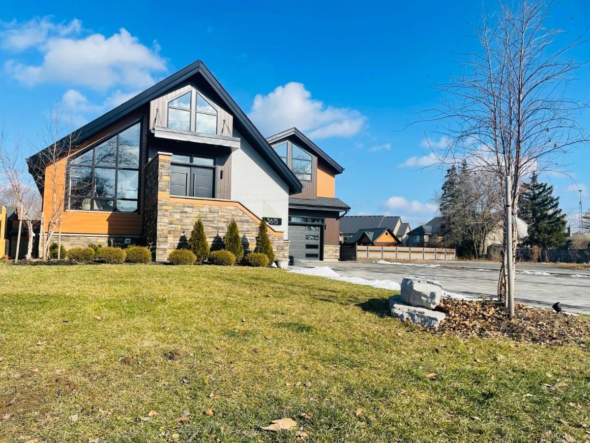 Bed & Breakfast Contemporary Near Horseshoe Fall *