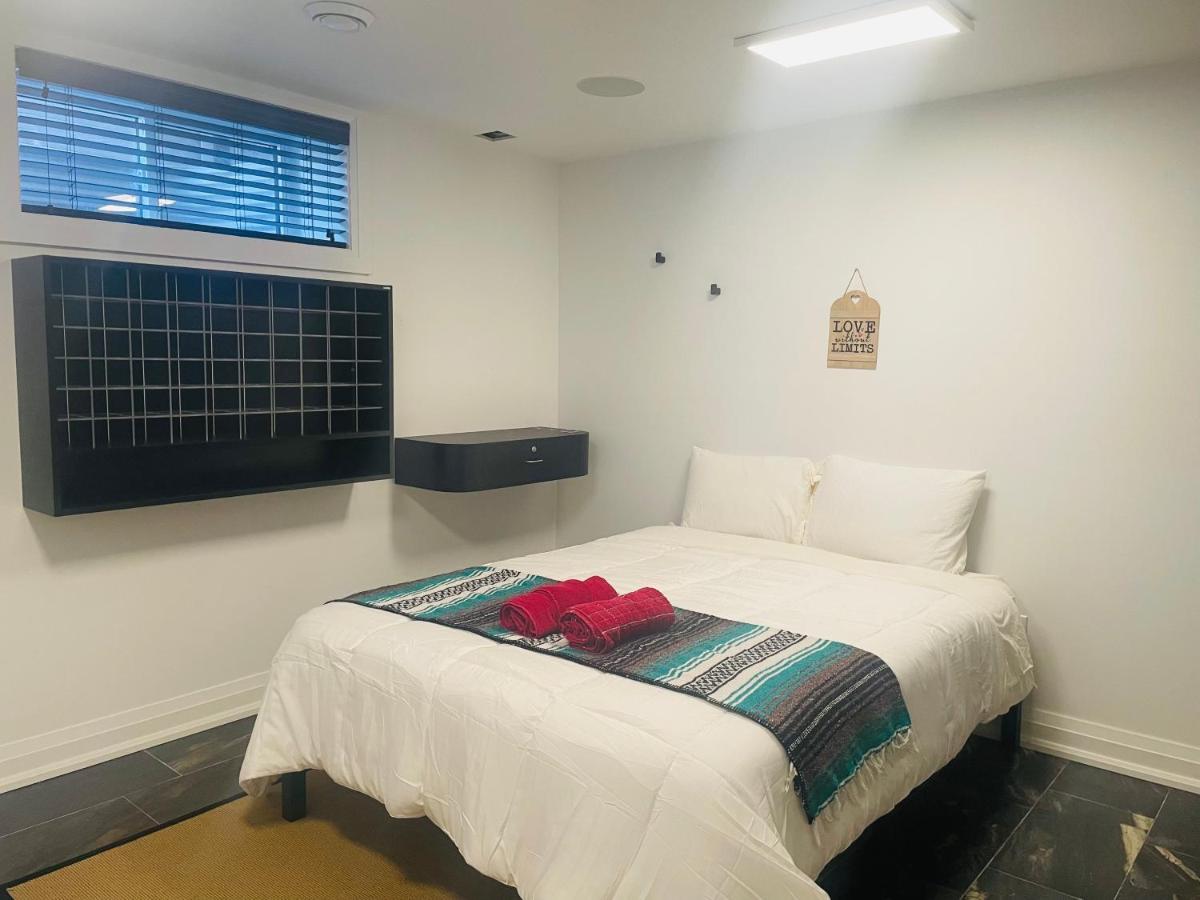 Bed & Breakfast Contemporary Near Horseshoe Fall *