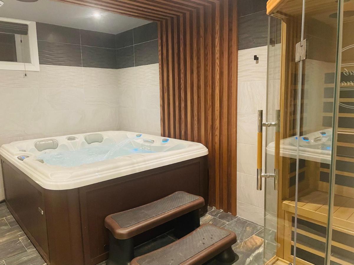 Bed & Breakfast Contemporary Near Horseshoe Fall