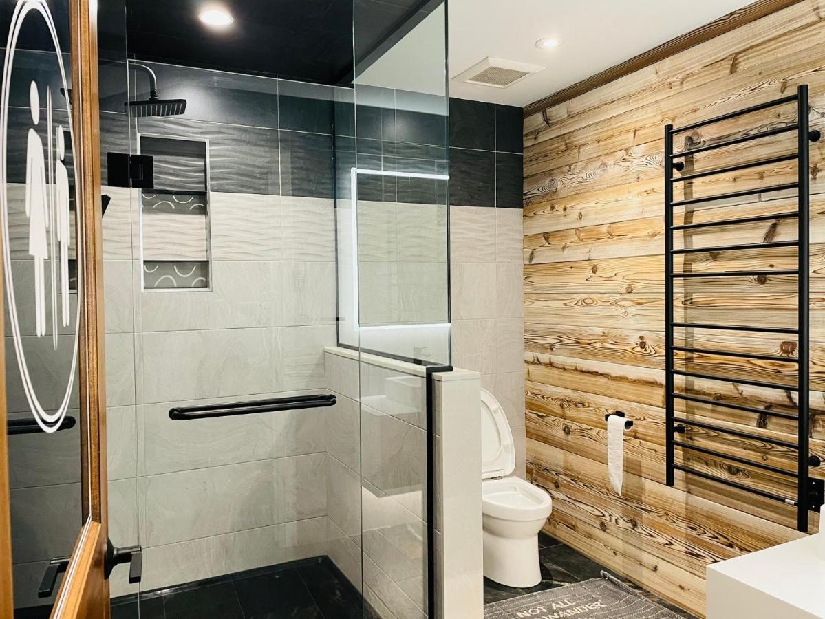 Bed & Breakfast Contemporary Near Horseshoe Fall *